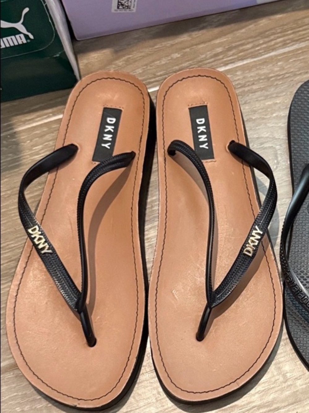 DKNY flip flop